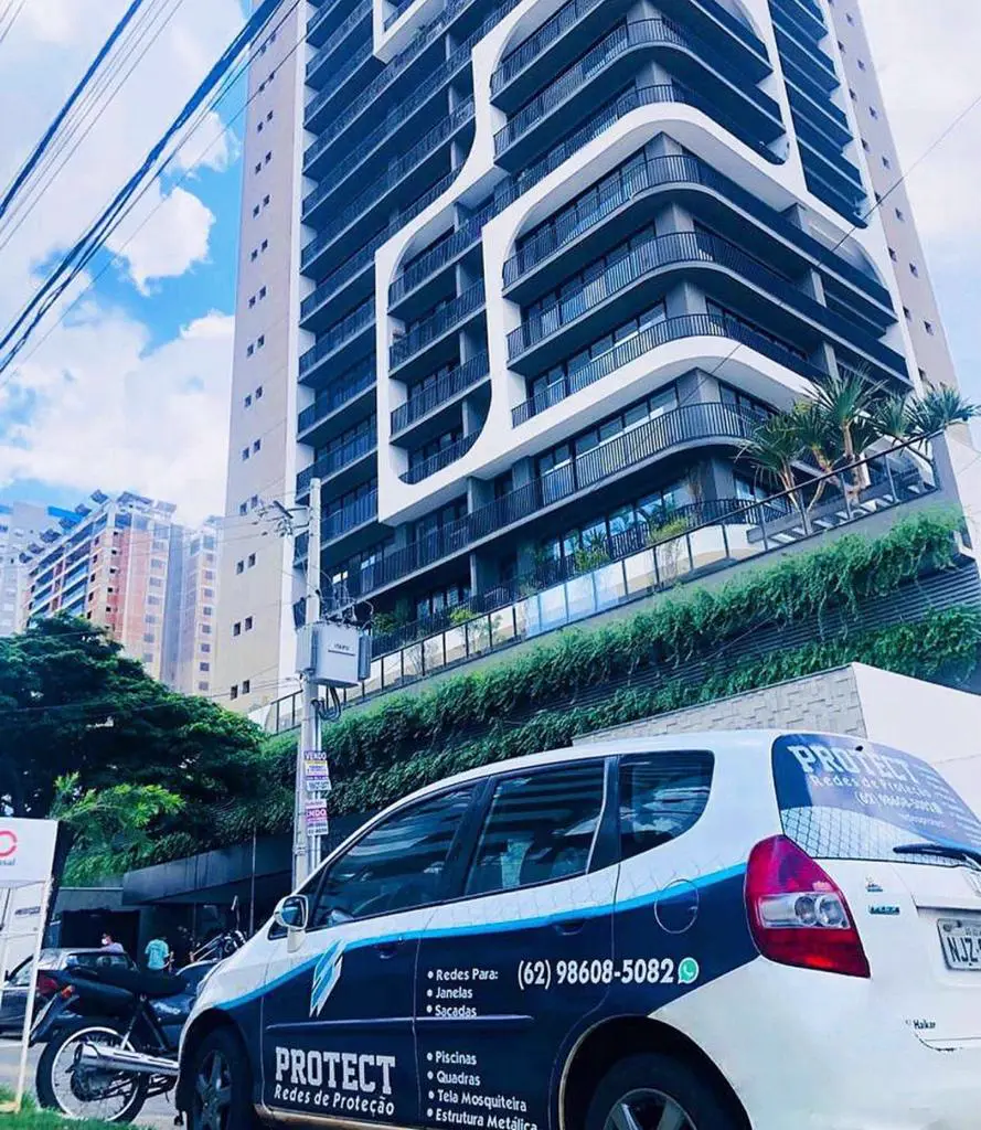 Veículo da Protect Redes em frente a um edifício