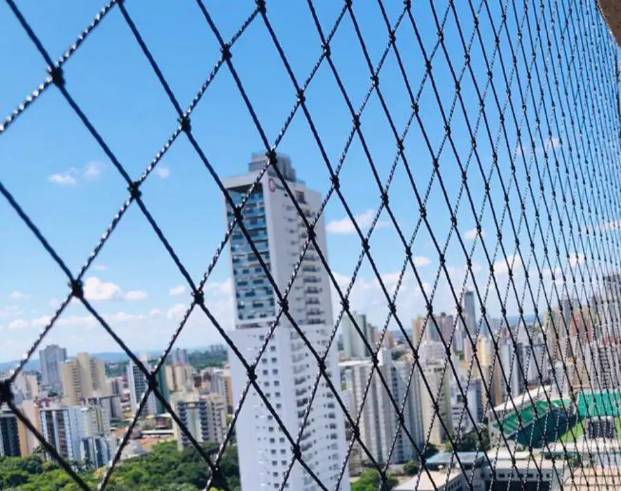 Rede de proteção instalada em sacada com vista urbana