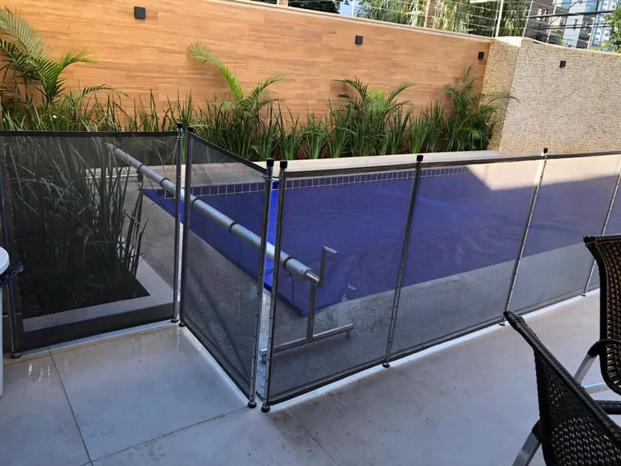 Cerca removível instalada ao redor de piscina