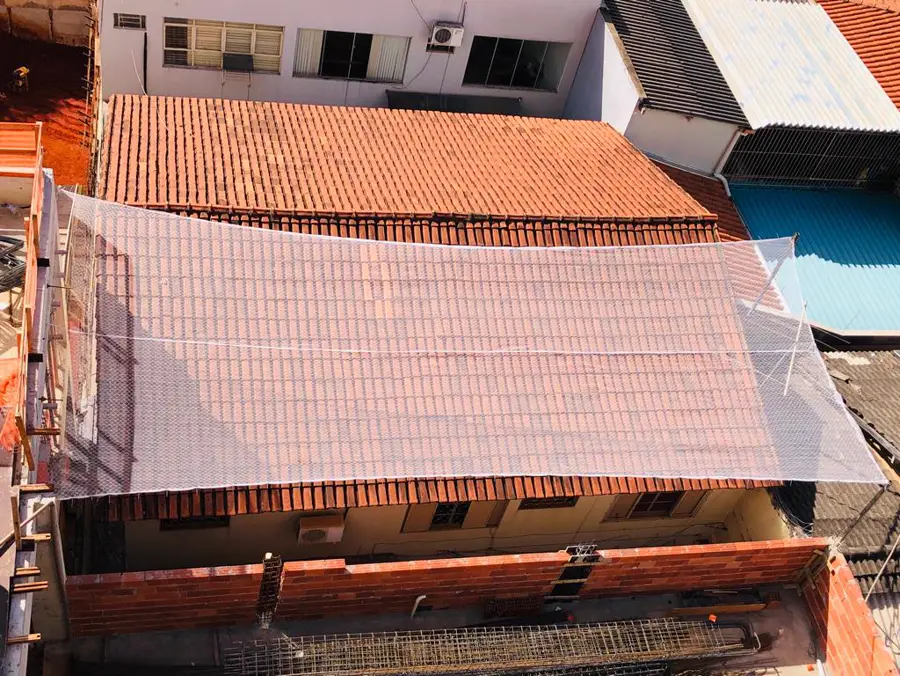 Rede de proteção instalada sobre cobertura residencial