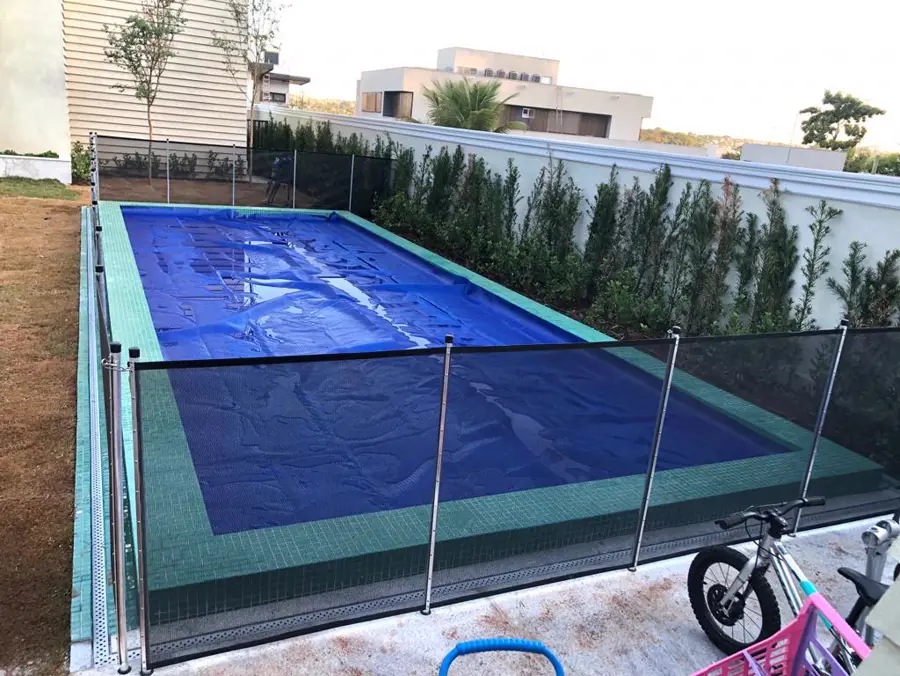 Piscina protegida com cobertura e cerca removível